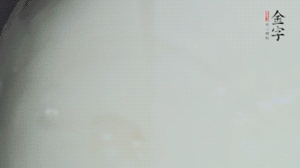 將浸泡了30分鐘的米放入電飯煲中，在水中加入半勺油。