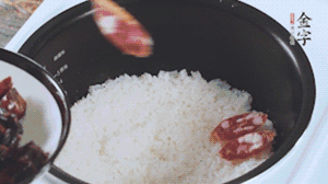 開(kāi)蓋觀察飯，水微微收干，放入切好的金字香腸、醬肉、醬肉香腸。