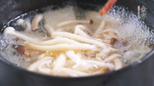 依次放火腿、豆腐，加水大火燒開，小火燉煮20分鐘，出鍋前撒上蔥花即可。