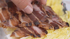 依次擺放娃娃菜和醬肉。