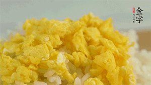 將雞蛋碎、西蘭花碎和放涼的米飯混合，用少許鹽、橄欖油調(diào)味。