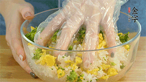 將飯團用手搓捏成圓球狀。