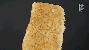 油炸豬皮冷水泡發(fā)，切成菱形。