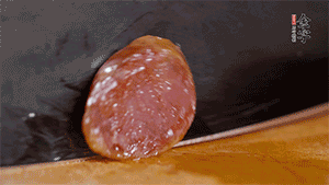 金字火腿肉香腸上鍋蒸15分鐘，切片備用。