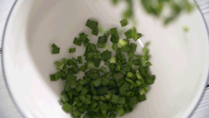 韭菜洗凈，切粒。