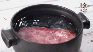 金字火肉溫水浸泡2小時。（火肉發(fā)酵時間比火腿短，肉質(zhì)比火腿略軟，鹽分更低）
