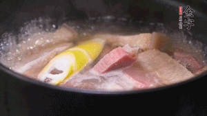 火肉、豬肉加料酒、清水大火煮開后，加入春筍小火慢燉40分鐘，出鍋前撒蔥花即可。