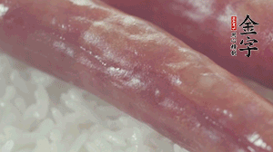 關(guān)上蓋子，煮到米飯露出時(shí)。