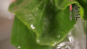 小青菜從根部掰開，分別洗凈。
