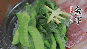 燜好的米飯開(kāi)蓋，放入菜心、荷蘭豆，澆上調(diào)味汁拌勻。