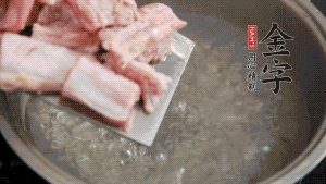 剁成塊狀的排骨洗凈，放入沸騰的鍋中，加姜片汆燙，2分鐘后撈出備用。