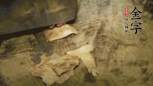 加適量溫水淹沒食材，大火燉至水沸后再小火慢燉1小時(shí)，出鍋前10分鐘加枸杞。（焯過水后的豬蹄不應(yīng)再用涼水，用溫水燉煮更容易軟爛。也可以用高壓鍋或者有煲湯功能的電飯煲，省時(shí)又便于入味。）