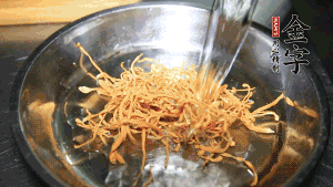 蟲草花用涼水浸泡10分鐘，干香菇溫水泡發(fā)至軟去蒂備用。蓮子、紅棗也可一同清洗干凈。