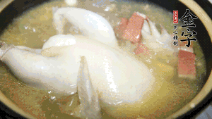 煮沸時(shí)加入蟲草花、香菇、紅棗，以料酒調(diào)味繼續(xù)小火燉煮1小時(shí)左右。