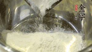 【油皮】1．將油皮材料放入料盆中，緩緩加100ml水，攪拌成雪花片狀。在案板上反復揉搓成有一定筋度的光潔面團，搓成12個團子。