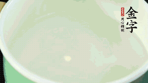 鍋中盛涼水，放入汆燙好的鴿子、火腿片、生姜片。