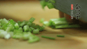 小蔥切成蔥花。