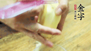 將食材洗凈，茄子、土豆切滾刀塊。