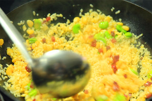 然后加入炒好的食材混合均勻，炒熟即可。出鍋前加少許黑胡椒、鹽和蔥花就可以啦！??！