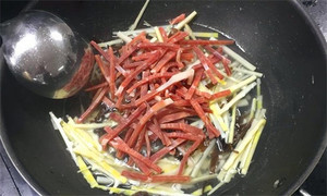 火腿絲、筍絲、黑木耳絲汆水后，瀝干。