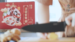 將處理好的老鴨放入冷水鍋中，丟入姜片，冷水煮沸去腥。