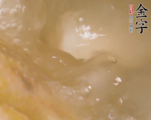 沸騰后撈出蔥結(jié)，小火燉45分鐘，加山藥再燉15分鐘。