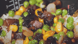 出鍋前加蠔油、生抽調(diào)味，撒點(diǎn)熟白芝麻即可。