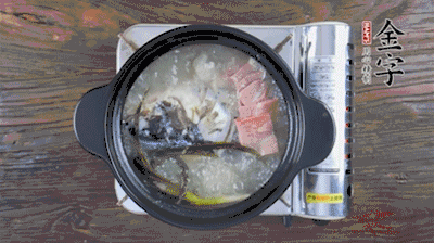 放豆腐、海鮮菇繼續(xù)中小火煮5分鐘。