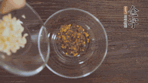 調配醬汁：依據(jù)口味倒入適量的蒜末、辣椒面、芝麻、醋、生抽、鹽、白糖，最后倒入熱油攪拌均勻。