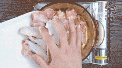 加料酒、蔥姜焯水2分鐘，清洗備用。