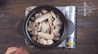 將雞肉塊、火腿、料酒、姜一同放入在燉鍋中，加冷水大火煮開后，小火燉煮40分鐘。