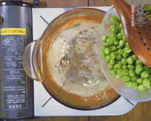 豌豆粒焯水30秒，過涼水。