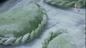 【制作】2.蒸架上墊浸濕的屜布，再放上清明果，大火蒸10~15分鐘，完成，出鍋啦！
