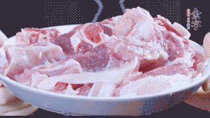 新鮮羊肉冷水入鍋，加姜片、清水焯水，除去血沫。