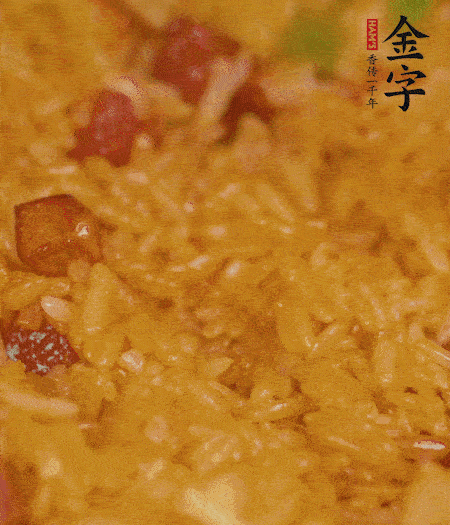 放一撮鹽、生抽少許，倒入炸好的芋頭。最后撒蔥花、蒜末翻炒均勻。