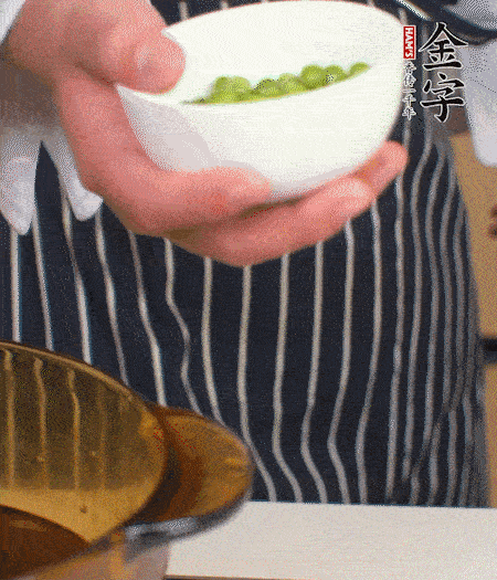 胡蘿卜、豌豆和干花菇焯水。