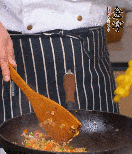 加咖喱塊、少許鹽、白糖調(diào)味，炒至咖喱塊融化后，倒米飯，翻炒至每粒米飯都包裹上咖喱，再放黃椒、青椒粒，出鍋前加菠蘿粒和小蔥翻拌均勻。