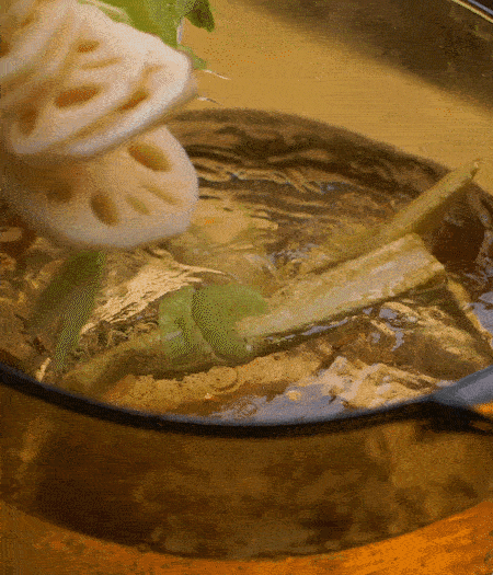 把玉米筍（對半切開）、西芹（切斜片）、蓮藕（切片），放入開水鍋內(nèi)，加點(diǎn)少許鹽、油，汆燙2分鐘。