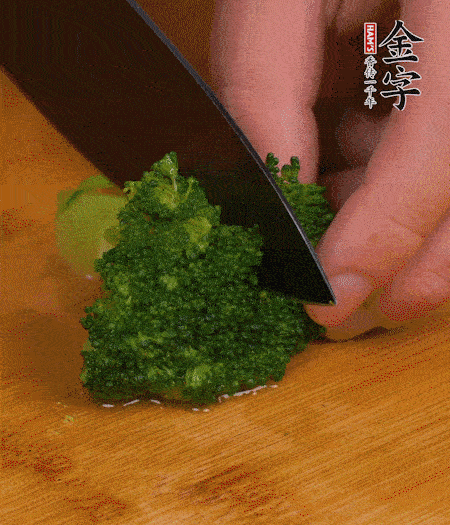 西蘭花用淡鹽水浸泡十幾分鐘后過開水焯燙熟后撈出。