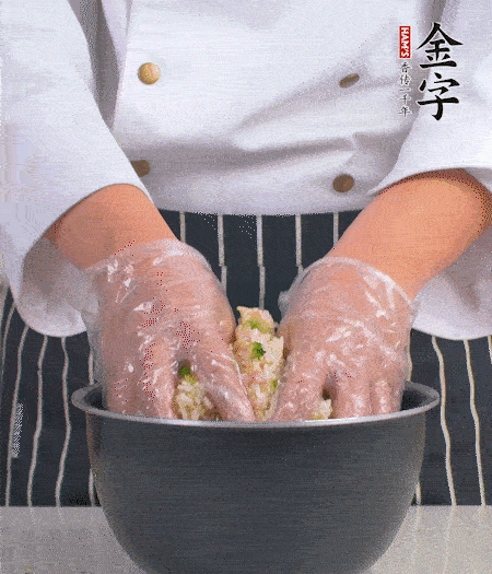 米飯中放西蘭花碎、咸肉丁，加少許黑胡椒、十來滴橄欖油拌勻。