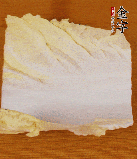 一片白菜一片淡火腿交替疊起，疊個兩三層放進(jìn)鍋內(nèi)，直到塞滿鍋。