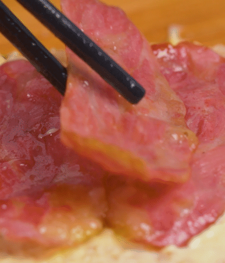 放上火腿、芝士片、生菜，再放一片土司。