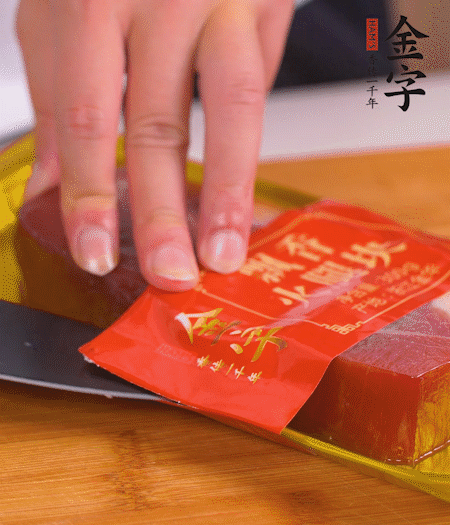 金字火腿切片，生姜切絲，蔥白切末。