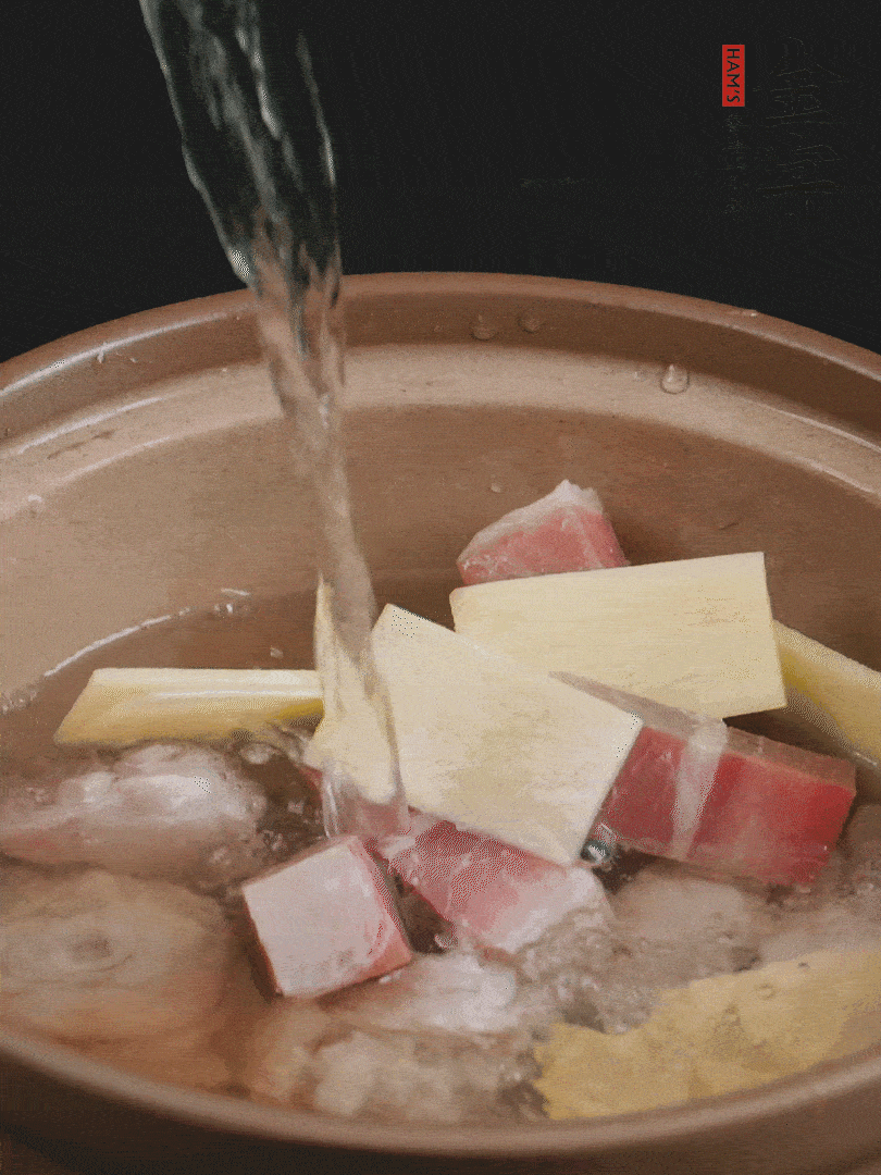 雞塊、火腿、姜片加適量料酒、清水燉80分鐘。