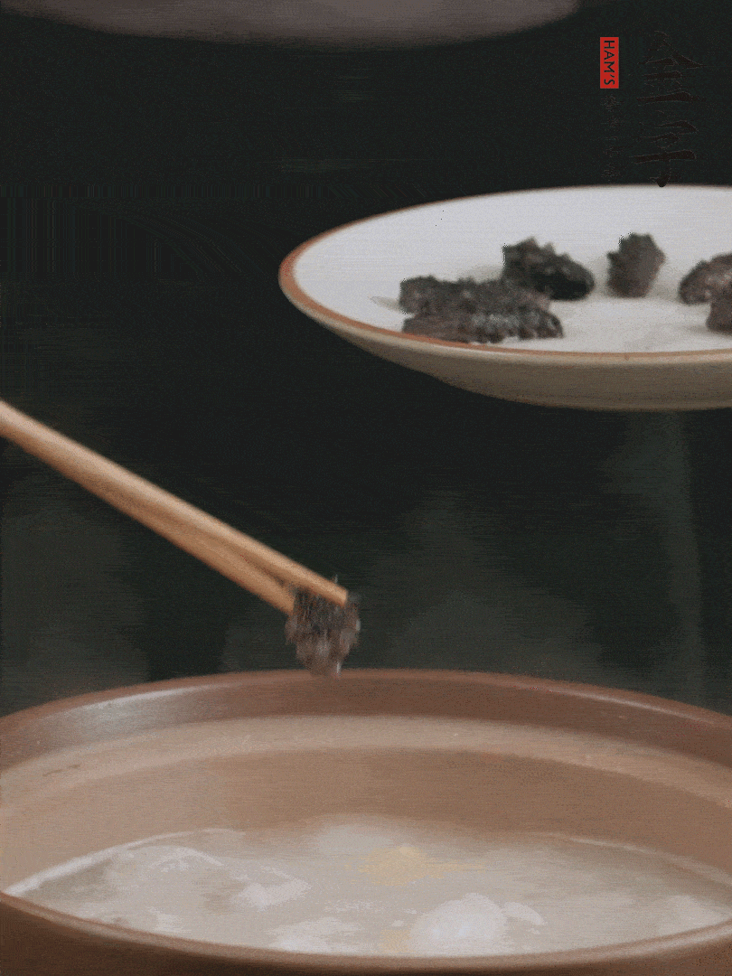 期間雞湯燉到80分鐘時，加小海參再燉10分鐘。