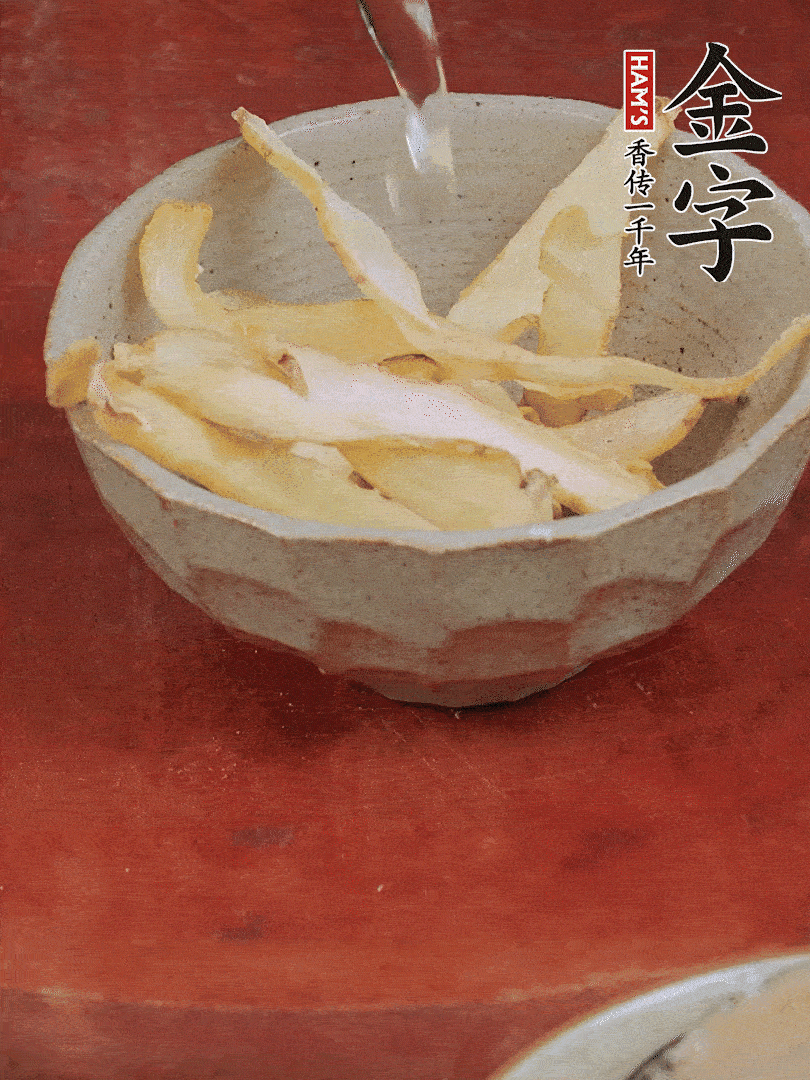 玉竹、花菇分別清水泡發(fā)。