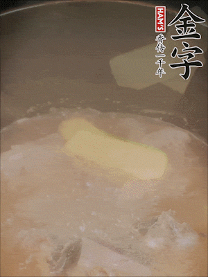 排骨洗凈，加生姜、黃酒焯水，溫水洗凈備用。
