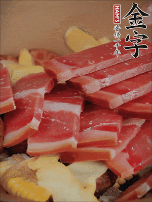除鮑魚(yú)外的所有材料放進(jìn)鍋里，加清水、姜、黃酒，大火燒開(kāi)，轉(zhuǎn)小火煲90分鐘。