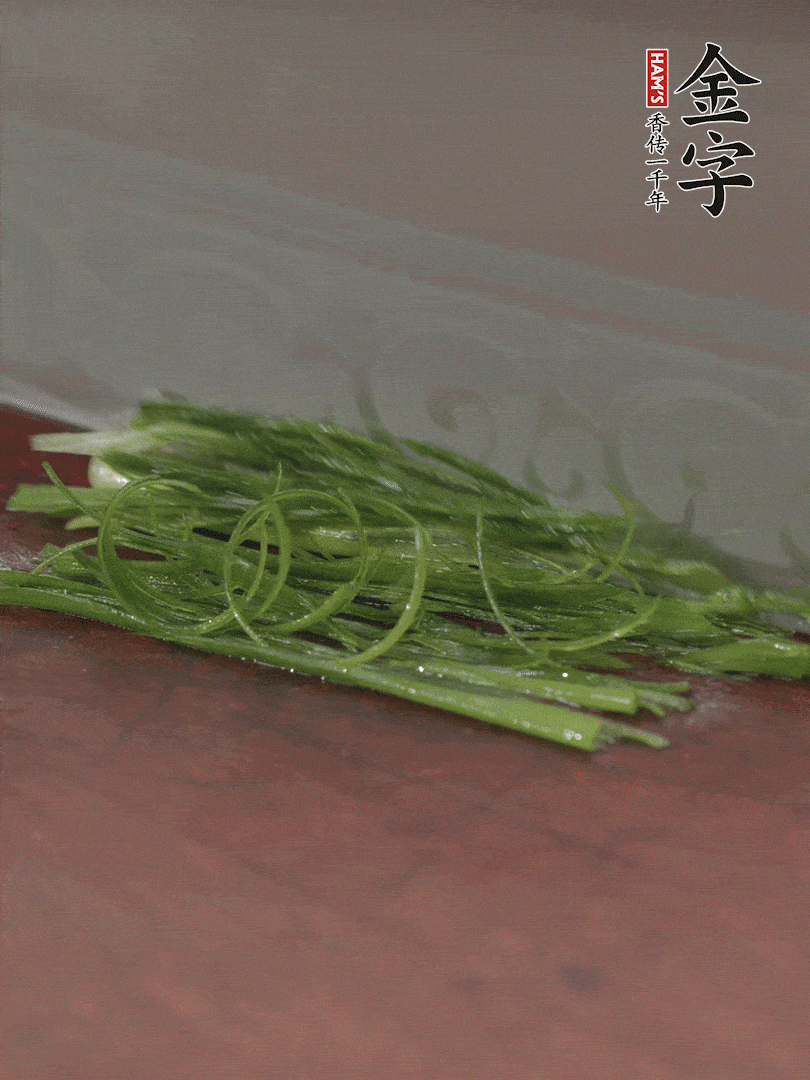 生姜切薄片，紅椒切細(xì)絲，小蔥蔥綠切細(xì)絲，泡入冰水中保持新鮮。