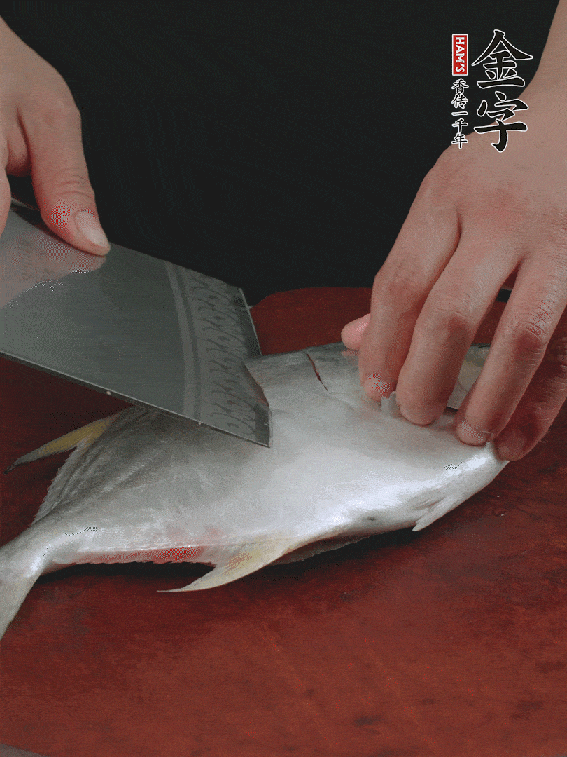 處理干凈銀鯧魚(yú)1條，表面斜刀切出花刀。